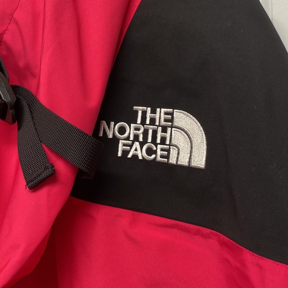 The North Face 94 Retro Mountain Light Jacket in Mr. Pink. - Picture 3 of 10